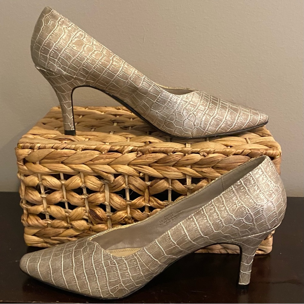 Life Stride Anna Champagne/Gold Heels with Pointed Toe and Stiletto Heel 10 W
